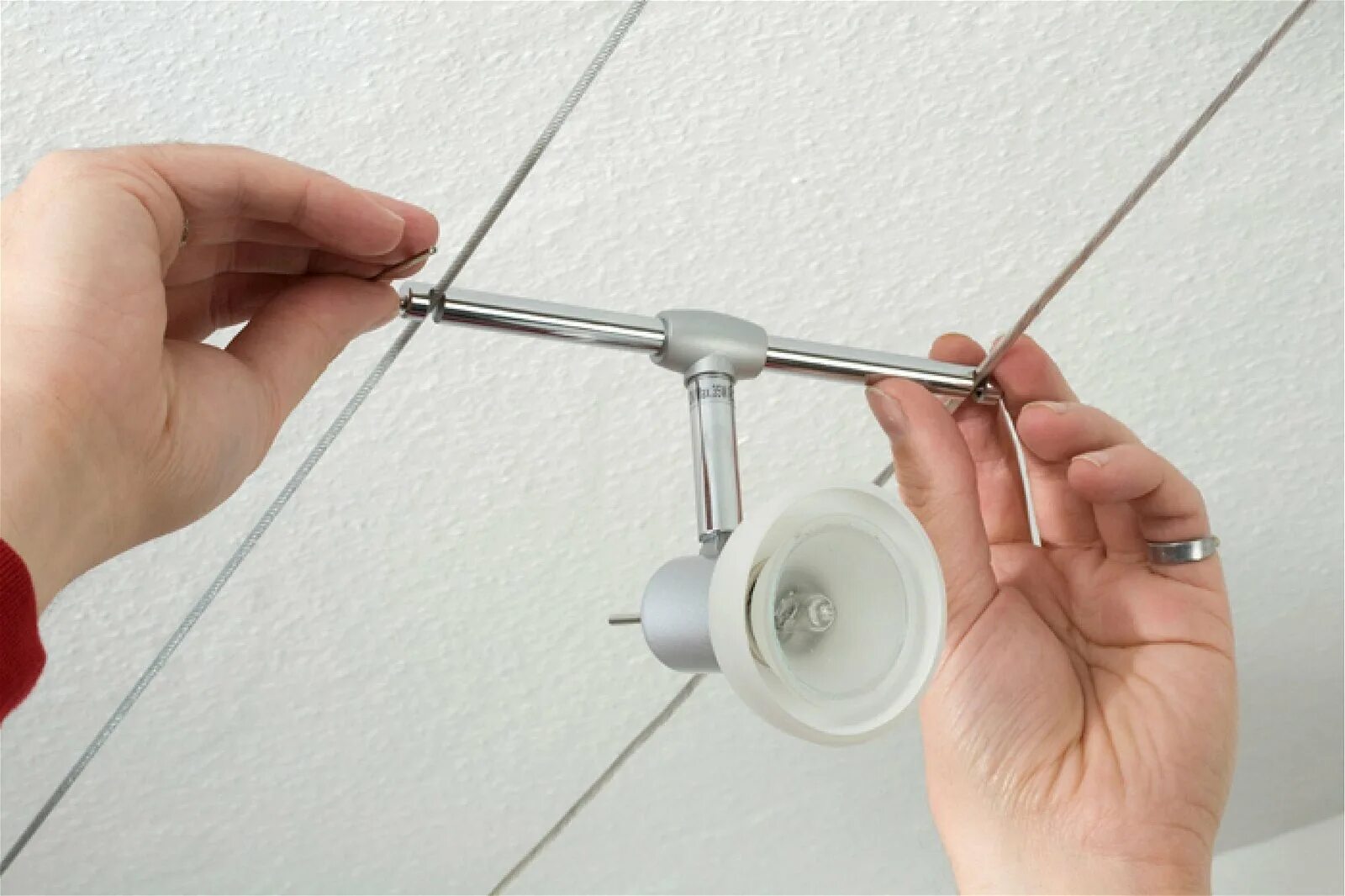 Как установить лампу на телефон. Кольцевая лампа r10 черный. Крепление точечных светильников. Лампа для точечного светильника. Как снять люстру с потолка самостоятельно.