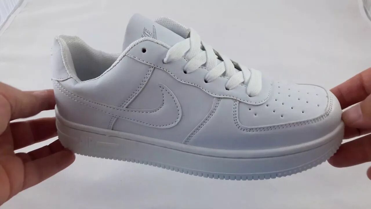 Найк аир форс подделка. Nike air force 1 белые паленые. Паленые найки айр форсы. Как отличить оригинальные форсы. Nike air force 1 оригинал и подделка.