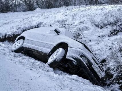 Зимой легковой автомобиль