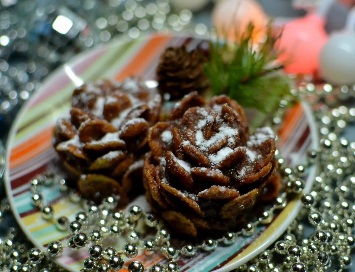 сладкие шишки на новый год. шишка из конфет. пирожное новогоднее шишечки. шоколадное печенье шишки. печенье еловые шишки.