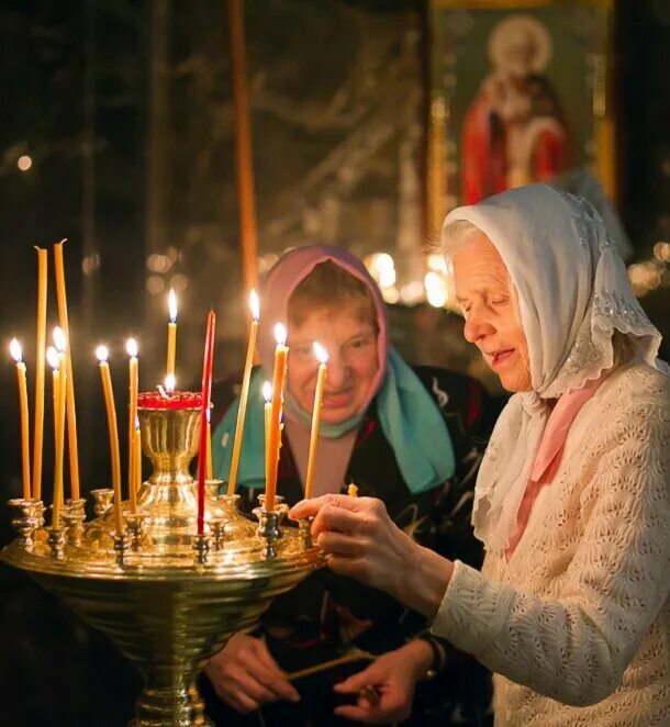 дети со свечами на пасху в храме. девушка в церкви со свечой. люди в православном храме. димитриевская суббота поминовение усопших. свечи в храме поджигают.
