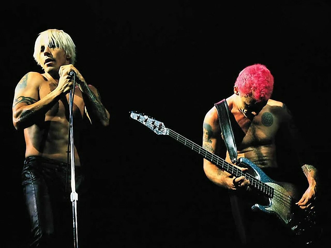 Over funk. Ред хот Чили пеперс. Басист ред хот Чили пеперс. Red hot Chili Peppers концерт. Флеа РХЧП розовые волосы.