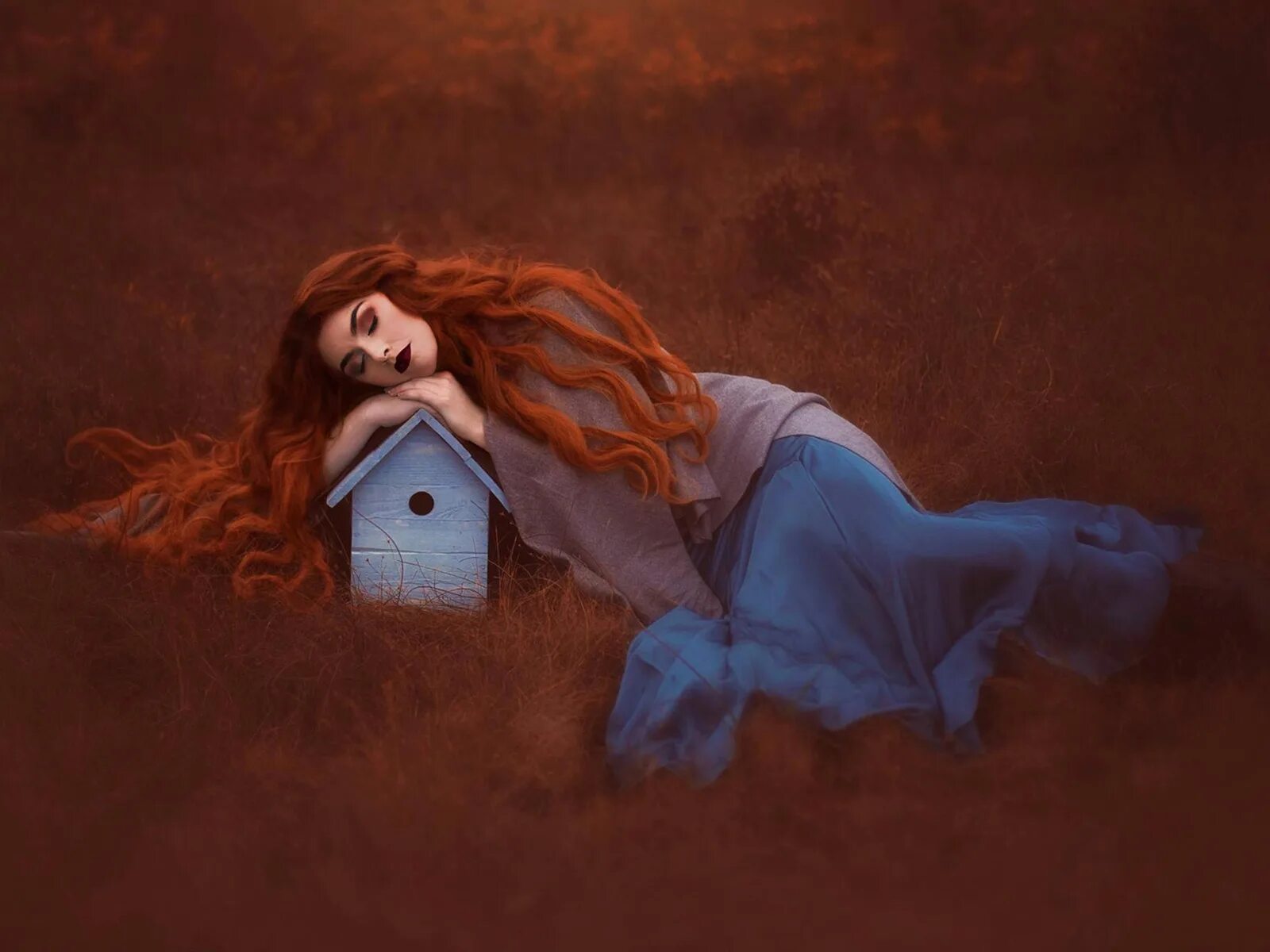 И рыжую девчонку ото сна. Ведьма с рыжими волосами. Длинные рыжие волосы. Грустная рыжая девушка. Ведьма с длинными и рыжими волосами.