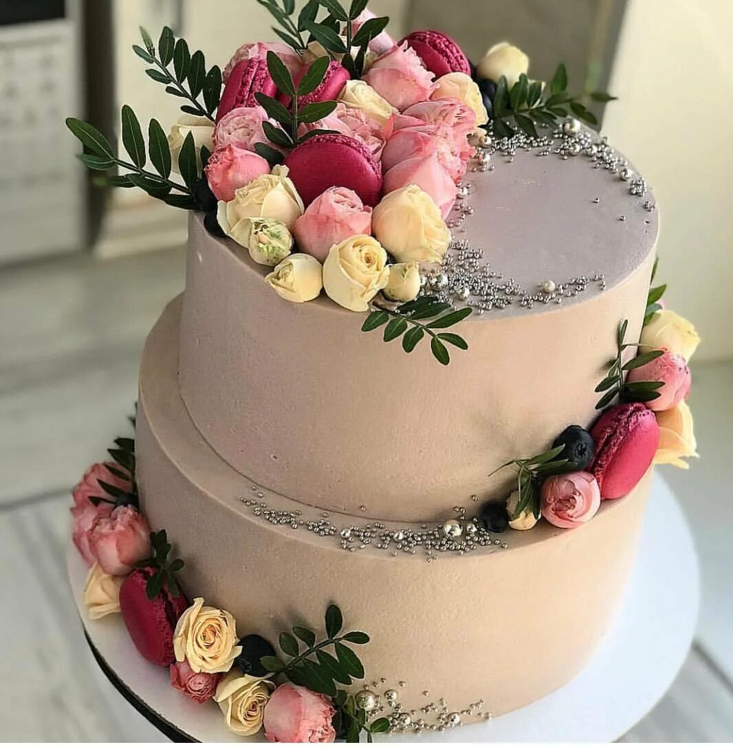 Украсить торт живыми. Торт крем чиз цветы. Торт свадебный декор крем чиз. Свадебный торт крем чиз. Торт с цветами.