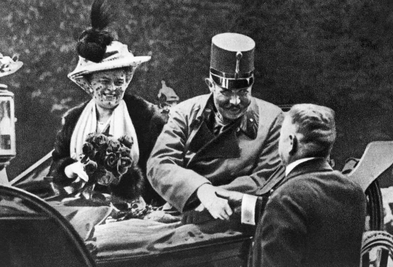 Эрцгерцог убитый в сараево. Убийство в сараево 1914 франца фердинанда. франц фердинанд 1914. австрийский эрцгерцог фердинанд 1914. эрцгерцог франц фердинанд 1914.