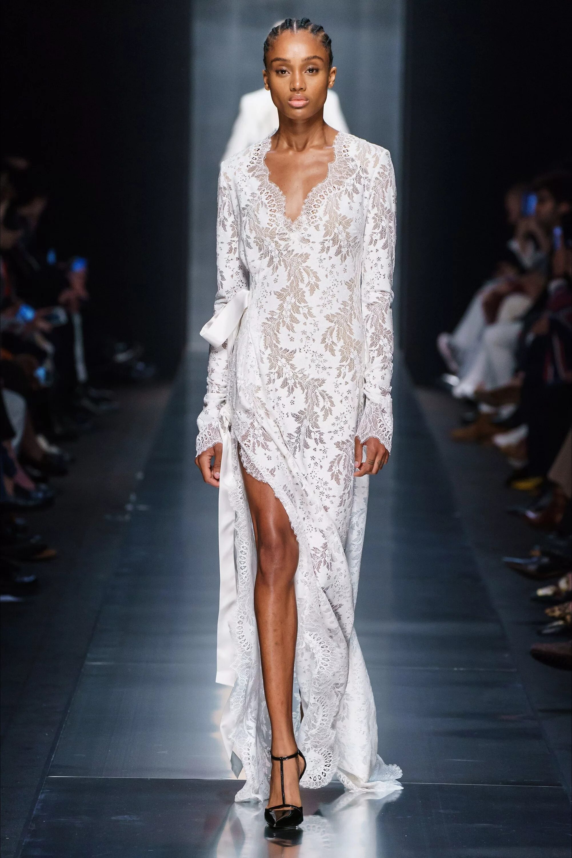 Ermanno scervino. Мода эрмано шервино 2025. подиум ermanno scervino. эрмано шервино 2025 женская коллекция. ermanno scervino 2025 рубашка.