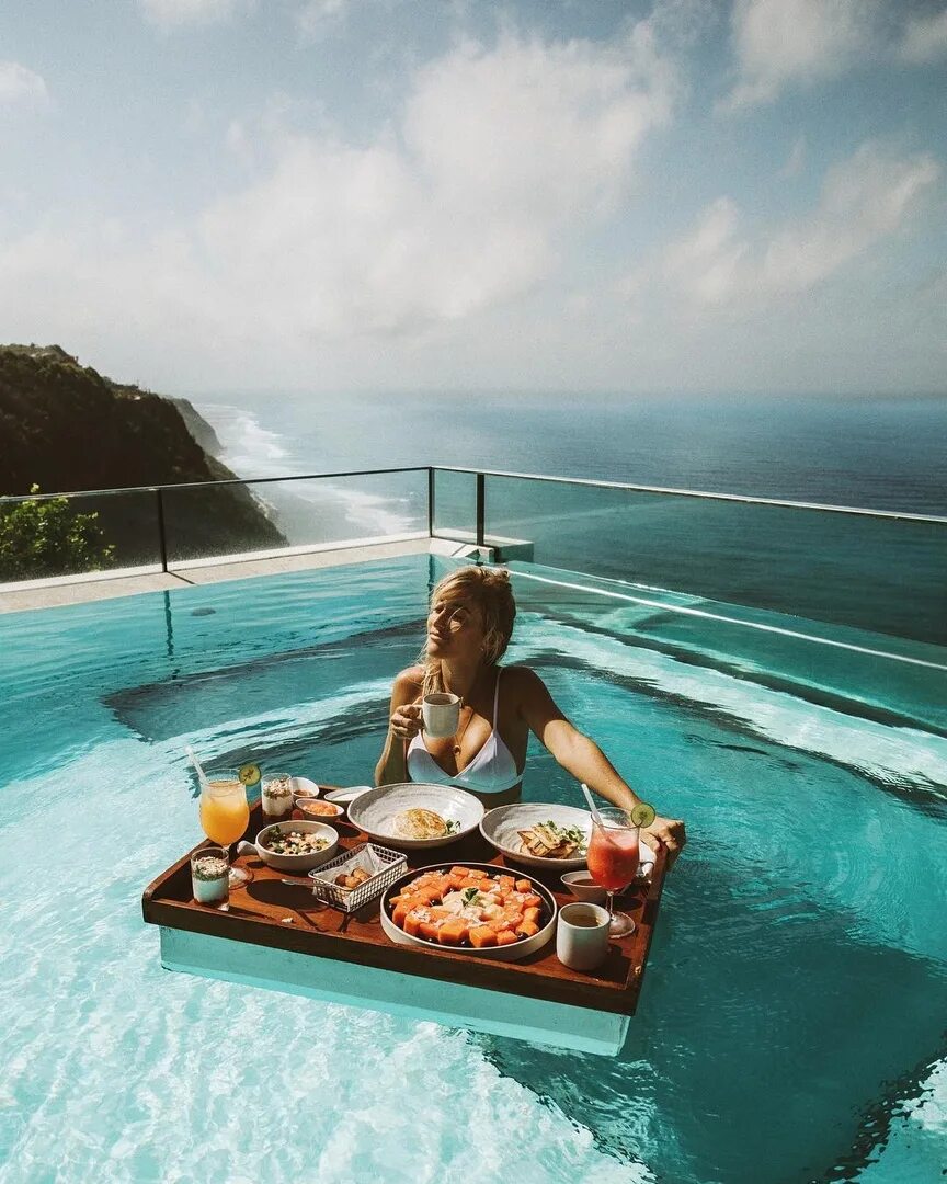 Доброе утро горы. Завтрак на яхте. Идеальное доброе утро. Идеальное утро. Фрукты завтрак море.