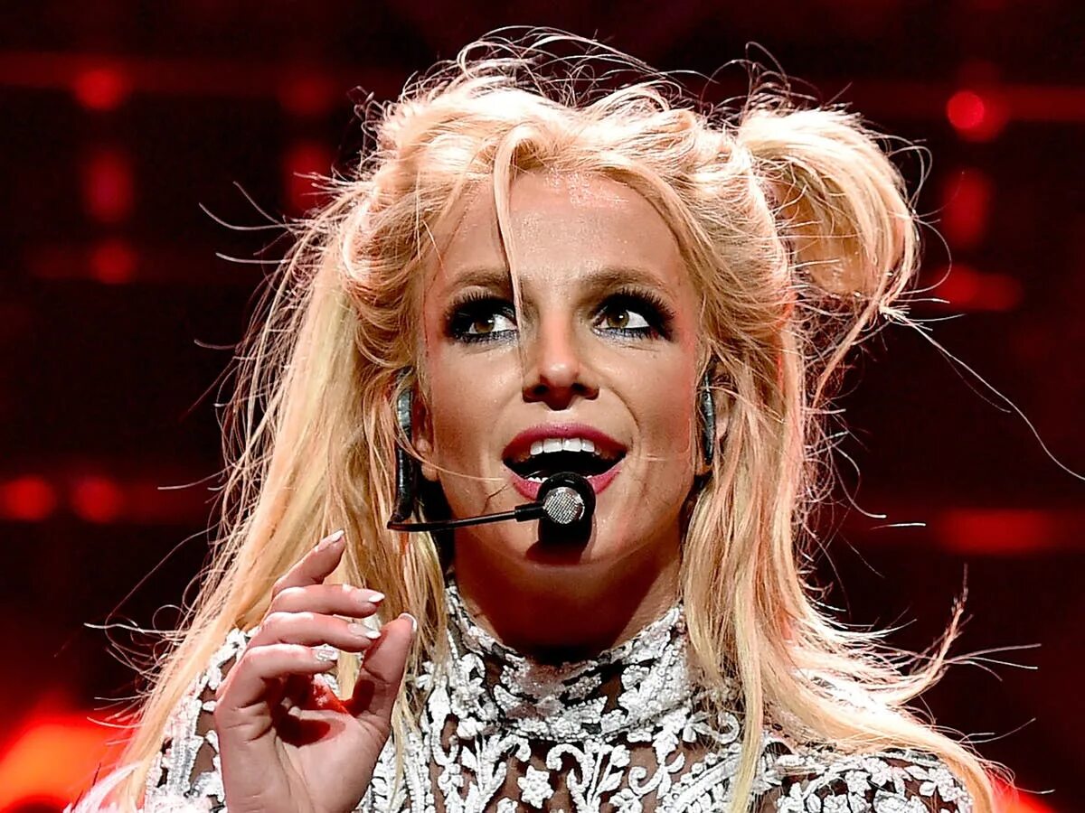 Музыка певицы популярные. Britney Spears. Американская певица Бритни Спирс. Бритни Спирс поет. Бритни Спирс поп-вокалисты США.