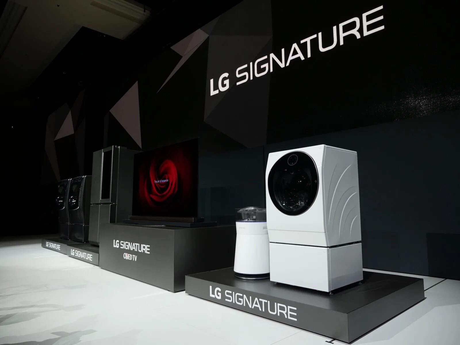 Умный костюм. Пассажирский квадрокоптер ehang 184. Ces 2016. Faraday future ffzero1. Аэротакси ehang.