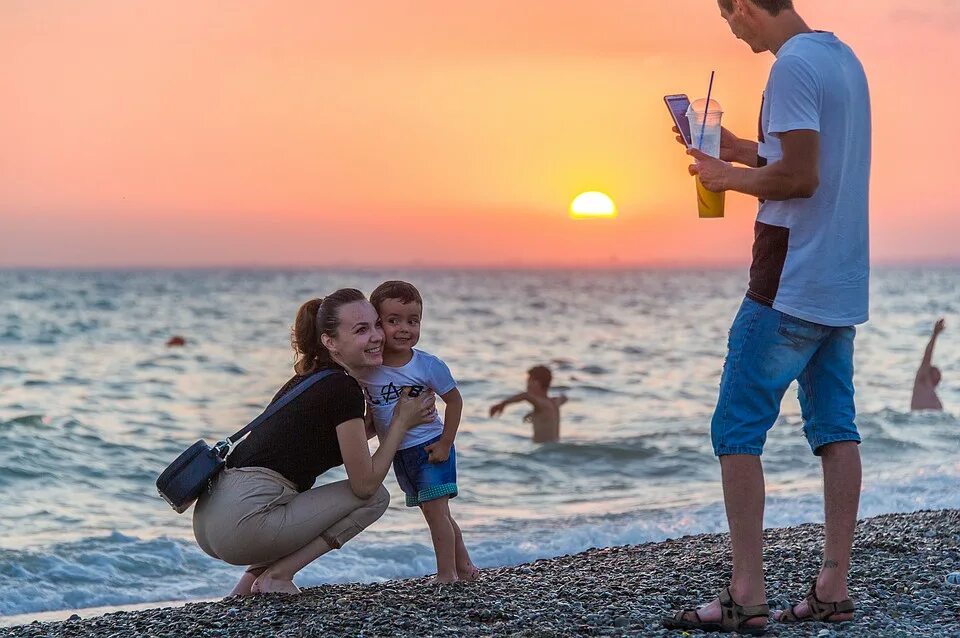 Крым ехать ли на отдых. Туристы в Крыму. Отпуск в Крыму. Крым фото туристов. Лето в Крыму люди.