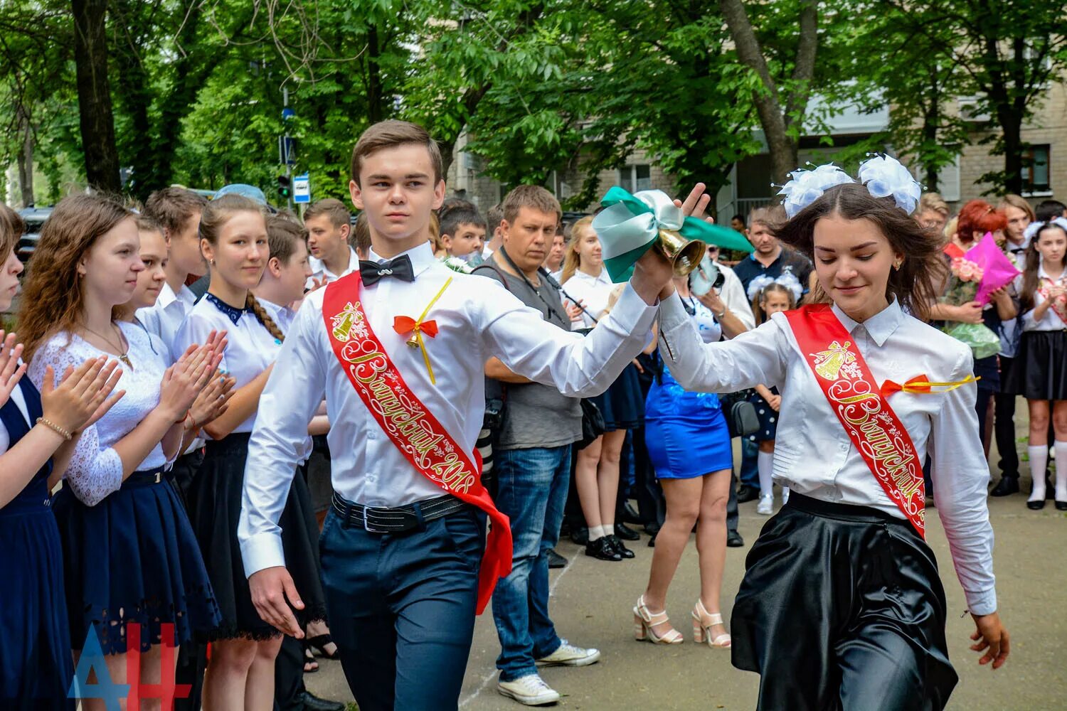 Школьный выпускной. Последний звонок. Последний звонок в школе 11 класс. Последний звонок выпускники.