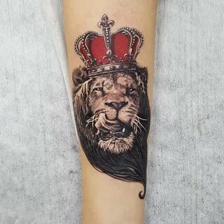 Тату лев с короной