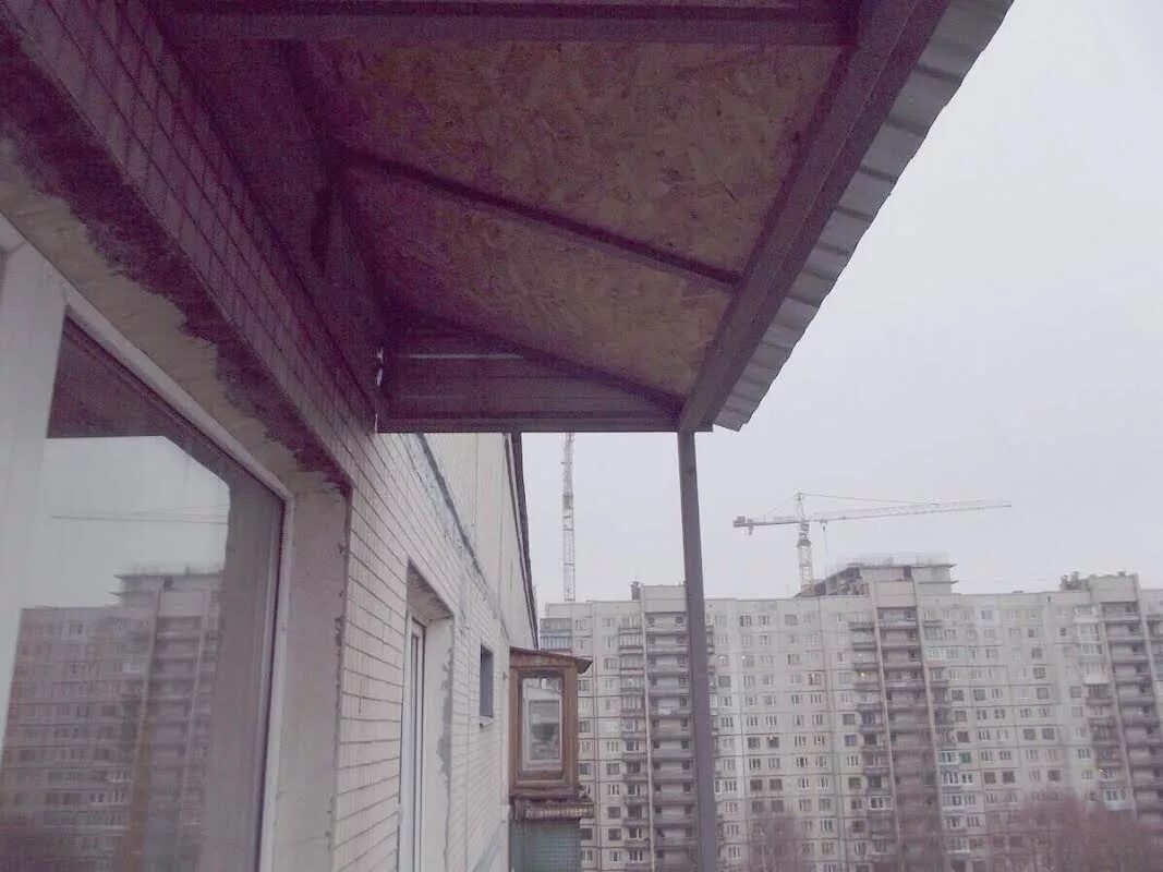 Сделать крышу на балконе. Крыша балкона на последнем этаже. козырек над балконом последнего этажа. козырек на балконе последнего этажа. крыша над балконом.