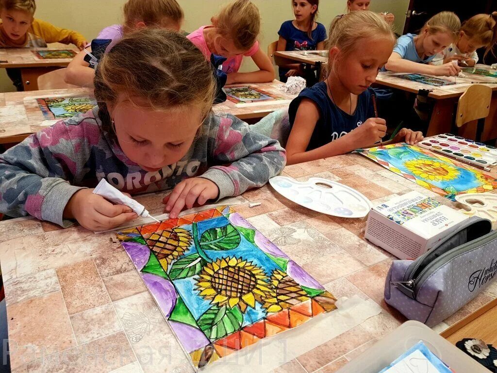художественное творчество детей. внеурочная деятельность школьников. мастер классы в школе для детей. внеурочная деятельность в школе дети. дети на уроке изо.