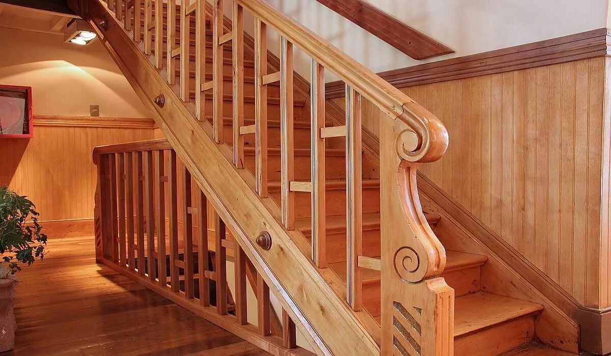 Куплю сходи. Лестница деревянная. Деревянные ограждения для лестниц. Ограждение для лестницы из дерева. Перила лестничные деревянные.