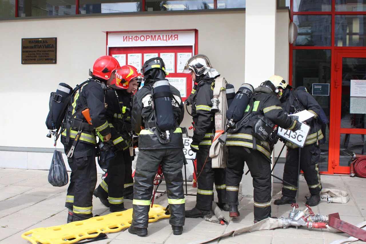 Пожарный олимп полоса. Форма пожарного мчс. Боёвка пожарного мчс россии. Мчс в боевке. Мчс в боевке.