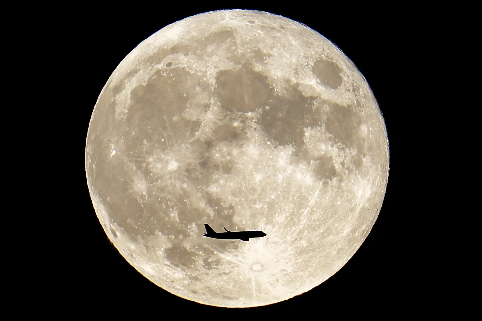 Луна. Расколотая Луна. Фото Луны. Раскол Луны.