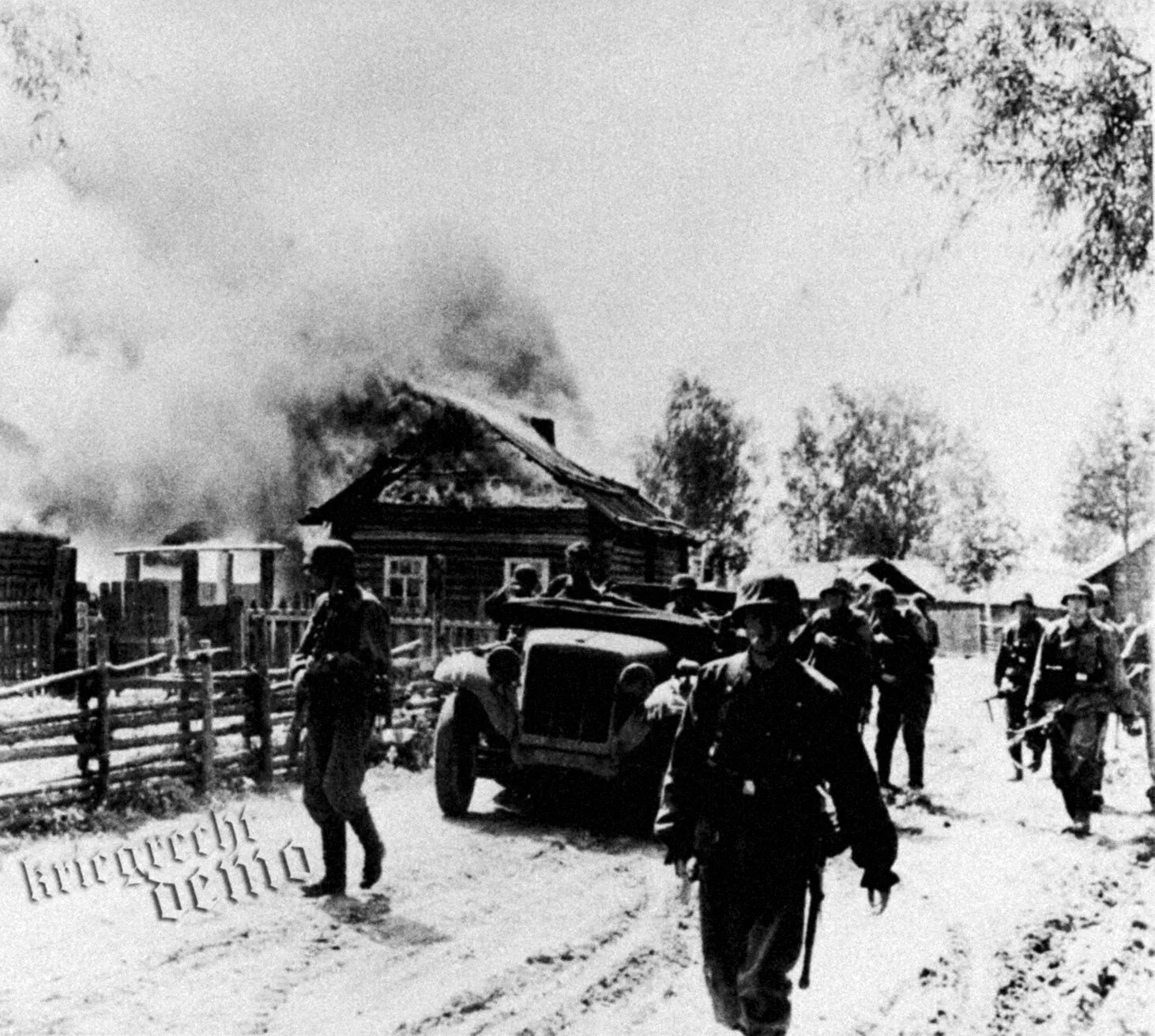 Белорусская деревня 1941. Сожжённые деревни беларуси вов. Сожженная белорусская деревня. Сожженная белорусская деревня. Хатынь 1943 год трагедия.