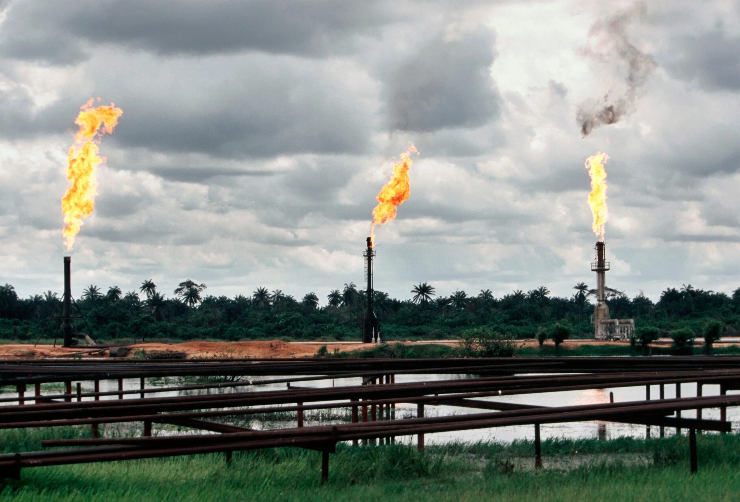 Добыча нефти в африке. Нигерия нефть. нефтедобыча в нигерии. добыча нефти в нигерии. нефтяная скважина.