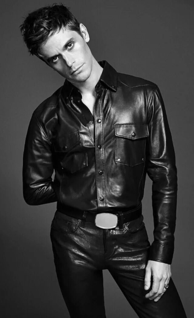 Парень в кожаной одежде. Мужчина в кожаной куртке. Мужчины в коже. Парень в кожаной одежде. Парни в коже.
