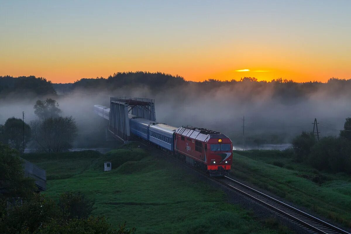 Уходящий тепловоз тэп70. Тэп70 в тумане. Поезд тэп70. Тепловоз тэп70 вид сбоку. Включи станция лето