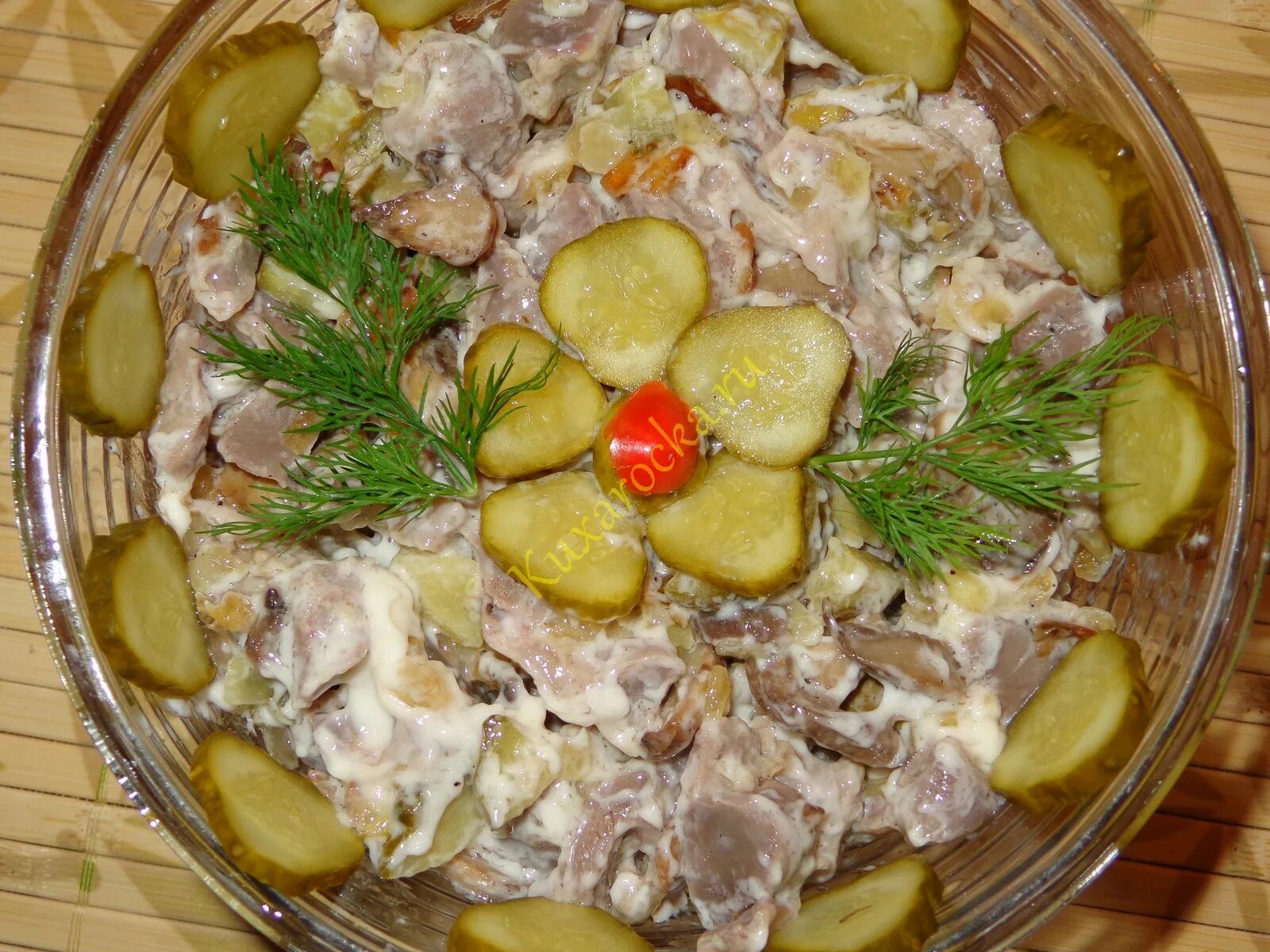 Салат из куриных желудков с маринованным луком. Салат из свинины и соленых огурцов. Салат из куриных желудков. Салат из желудочков. Желудки с солеными огурцами.