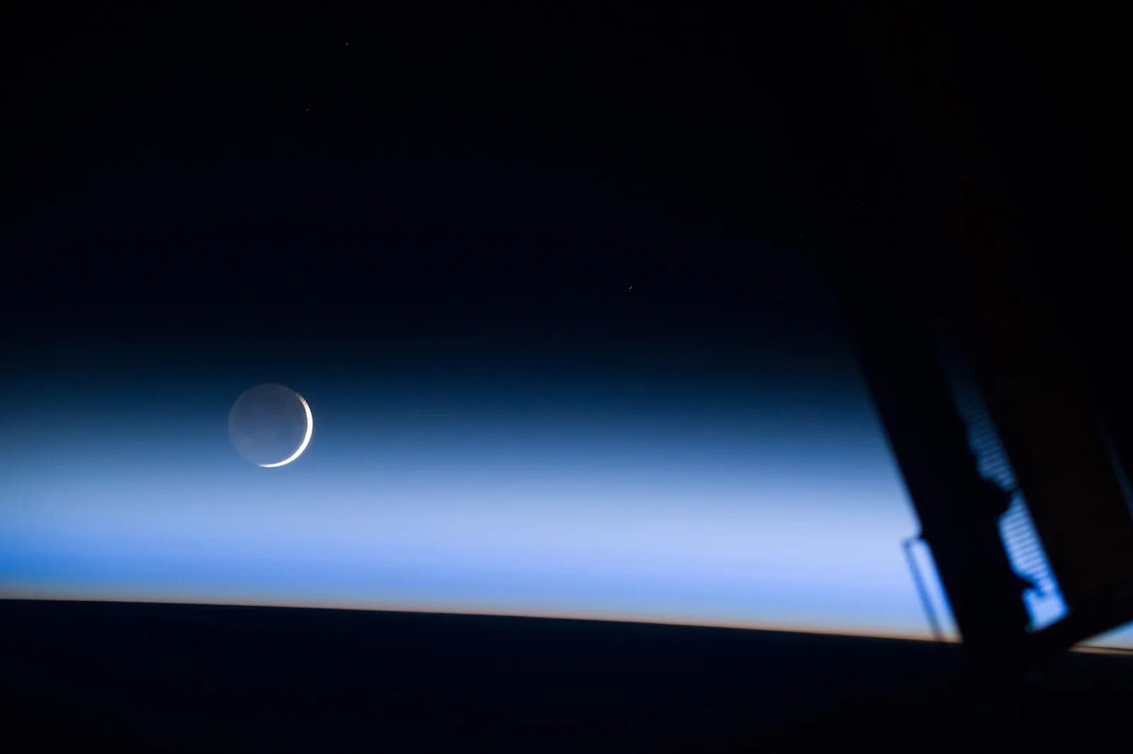 Луна из мкс. Луна из мкс. Космическая станция на земле. Луна с борта мкс. Луна с мкс.