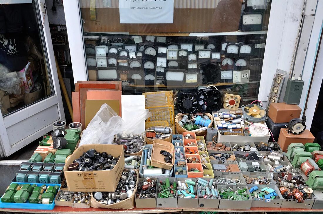 Рынок митино радиорынок. Радиорынок в краснодаре. Радиорынок царицыно в 90 х. Как работает радиорынок. Оружейный на митинском радиорынке.