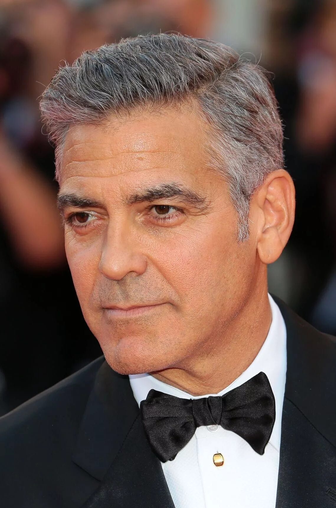 Джордж Клуни стрижка. Джордж Клуни в 50 лет. George Clooney стрижка. Джордж Клуни короткая стрижка.