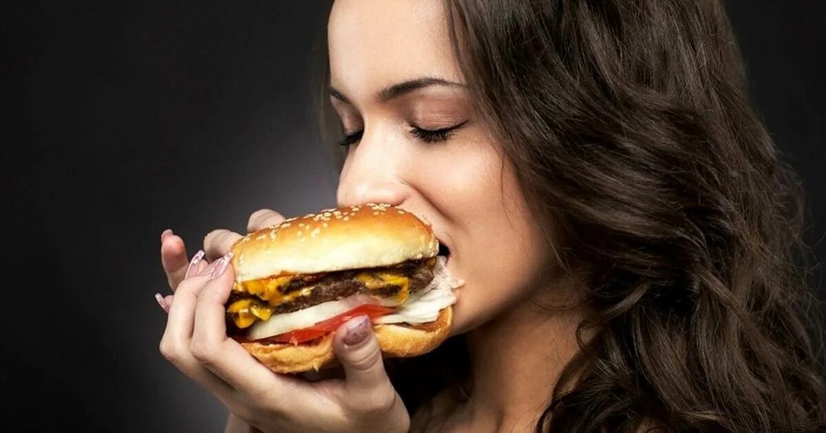 Девочка есть красиво. Девушка ест гамбургер. Еда на женщине. Девушка и бургер. Девушка с гамбургером.