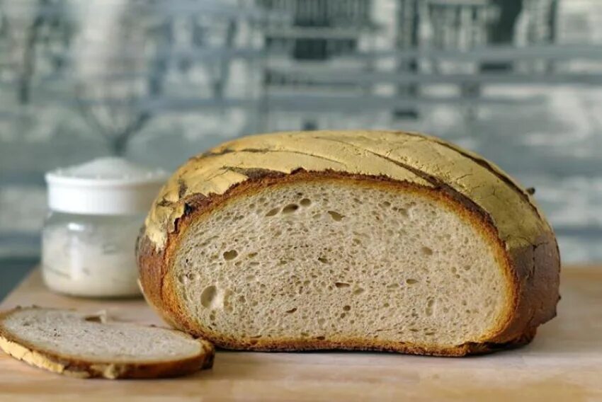 Пшеничный хлеб в духовке рецепты простые. Хлеб Буханка. Даниловский хлеб на закваске. Пшеничный хлеб на закваске. Формовой хлеб на закваске.