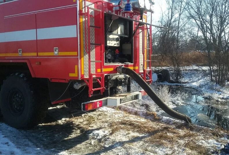 Пожарный автомобиль подача воды. Забор воды ац40. Забор воды из водоема пожарной машиной ЗИЛ 131 АЦ 40. Забор воды пожарным автомобилем. Пожарная машина на гидранте.