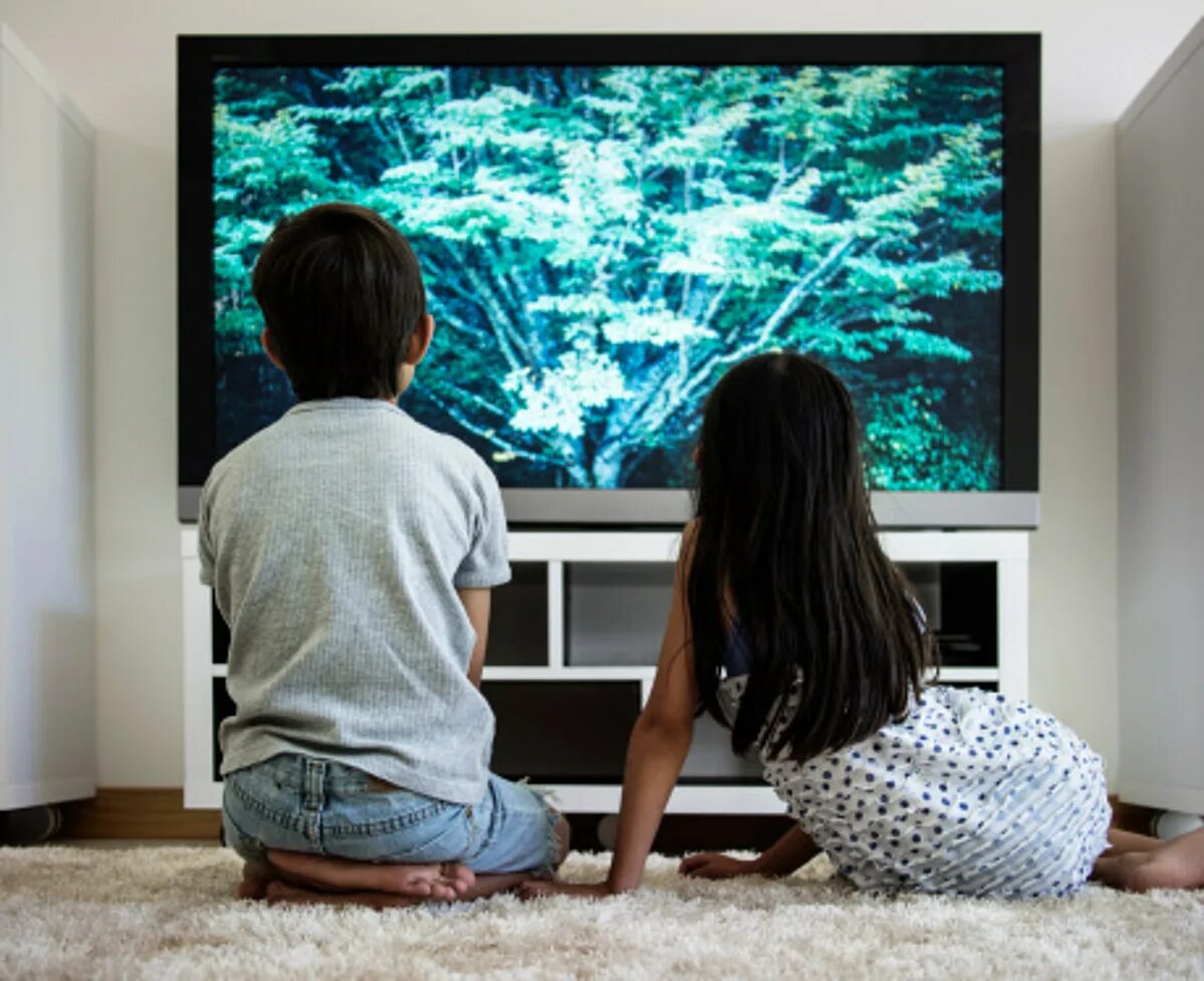 Телевизор. Девочка телевизор. Подросток и телевизор. Телевизор для детей.