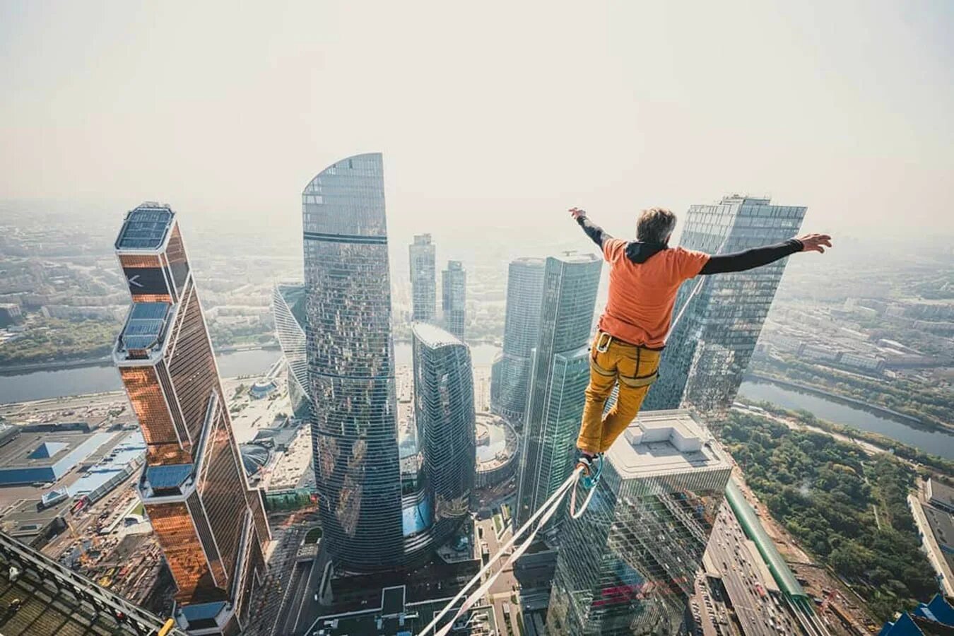 Нестандартная высота. Башня око Москва Сити. Огромная высота. Человек на небоскребе. Человек падает с небоскреба.