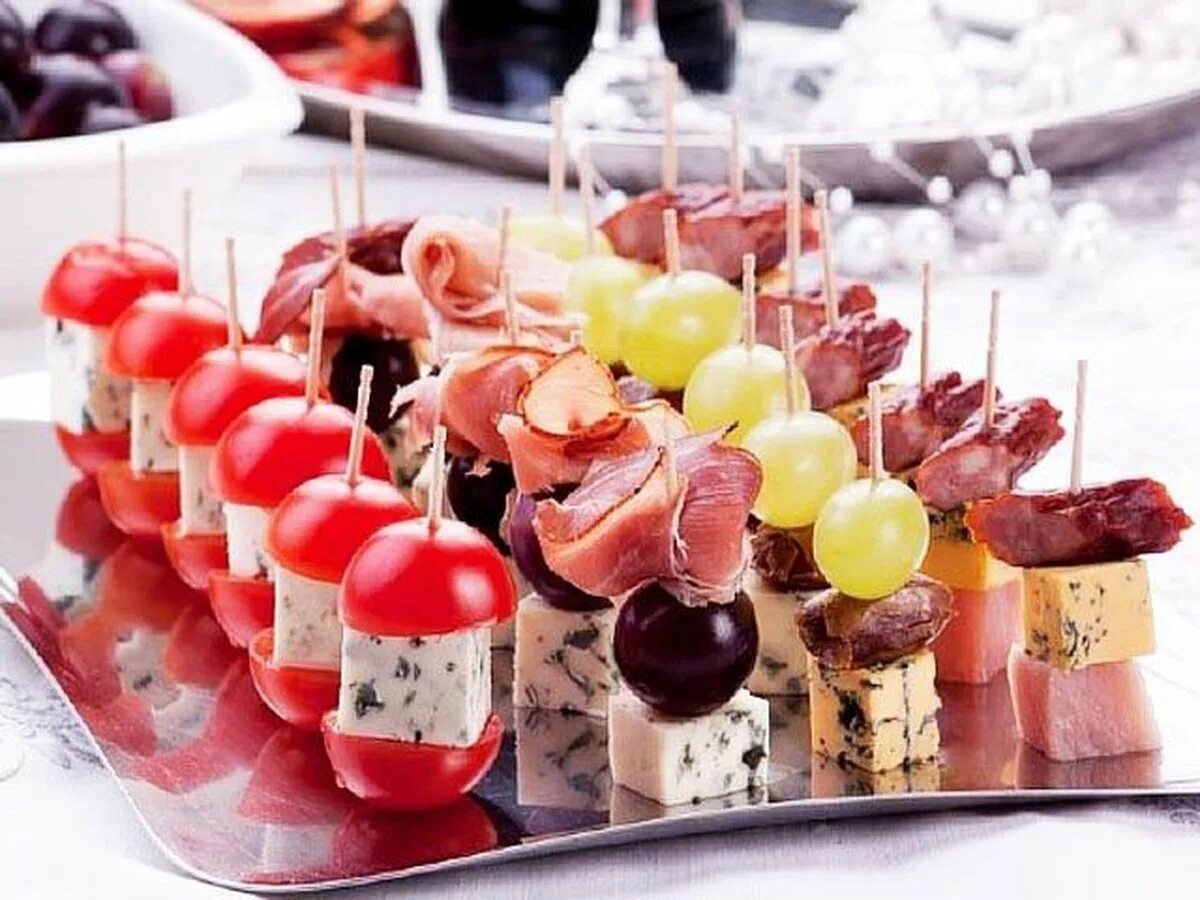 Фуршетные закуски с красной икрой. Кейтеринг канапе фуршет. Закуски на фуршет на шпажках. Дуриановое канапе. Канапе и тарталетки.
