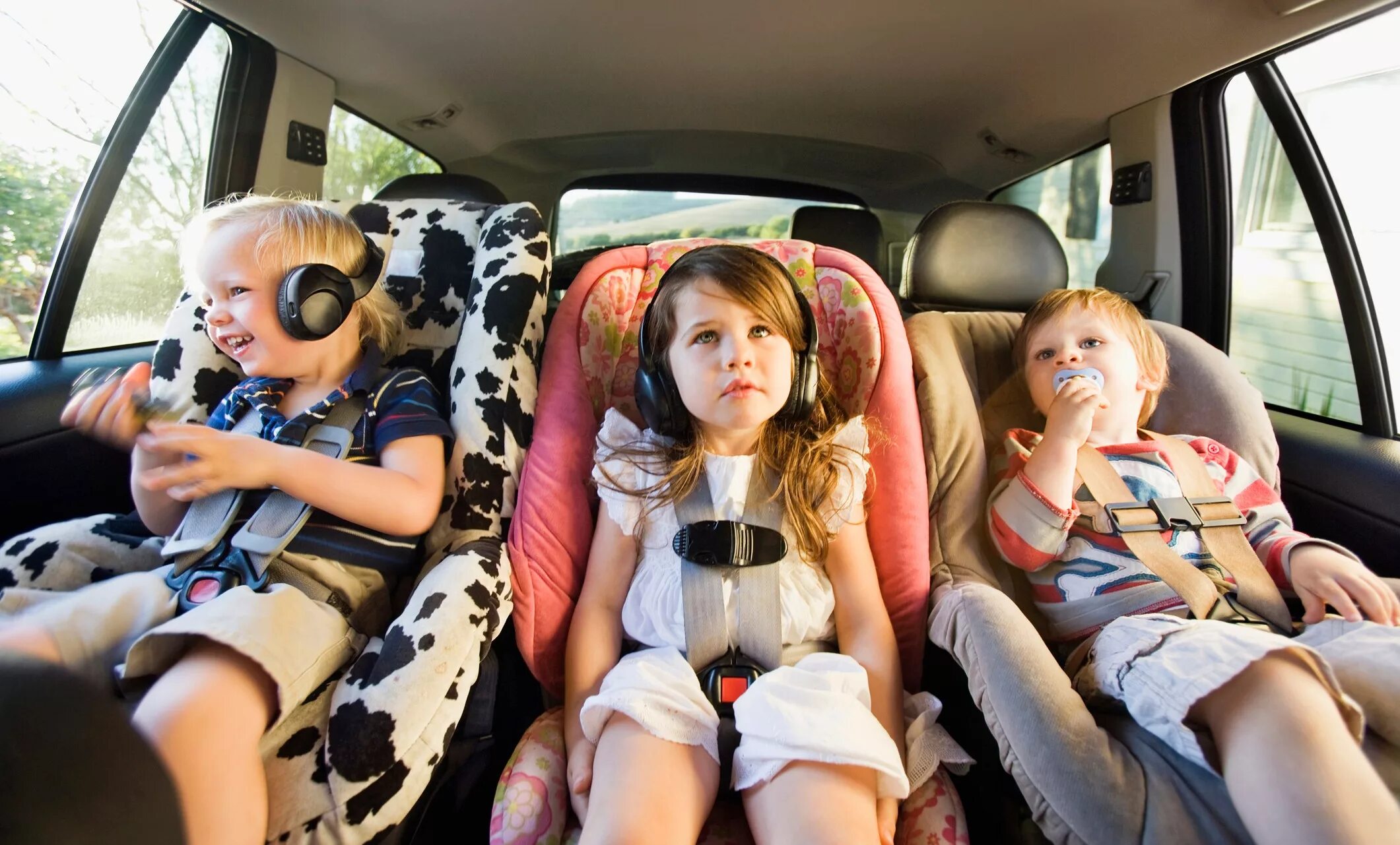 Почему машины родители. Путешествие с ребенком на автомобиле. Путешествие на машине с детьми. Поездка с детьми на машине. Путешествие на Малине с детьми.