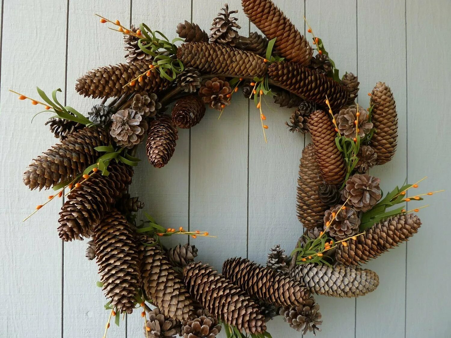 новогодняя поделка из шишки. поделки из еловых шишек своими руками. красивые букеты из шишек. еловые шишки руками. еловые шишки руками.