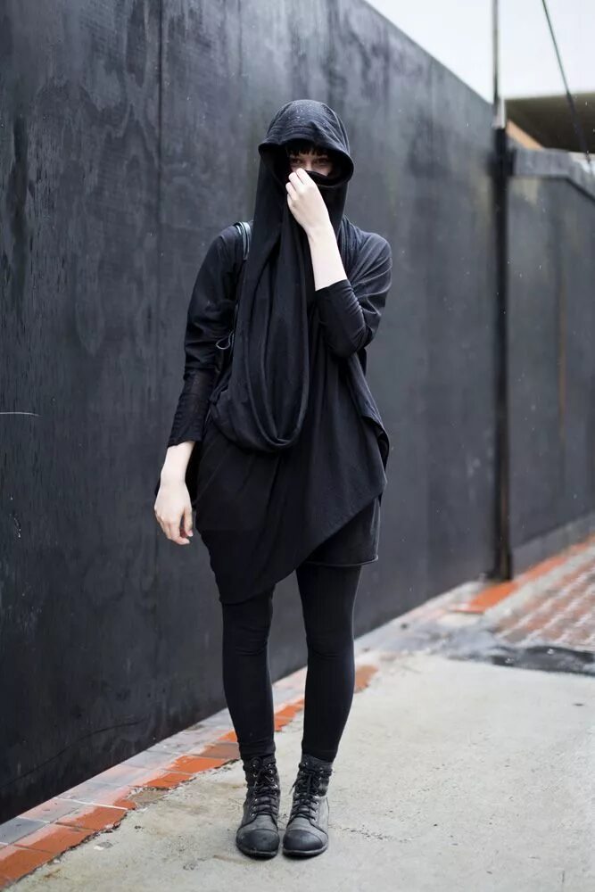 Девочка в черном стиле. Тотал Блэк 2023. Стиль goth Ninja. Чёрная одежда для девушек. Черный стиль одежды для девушек.