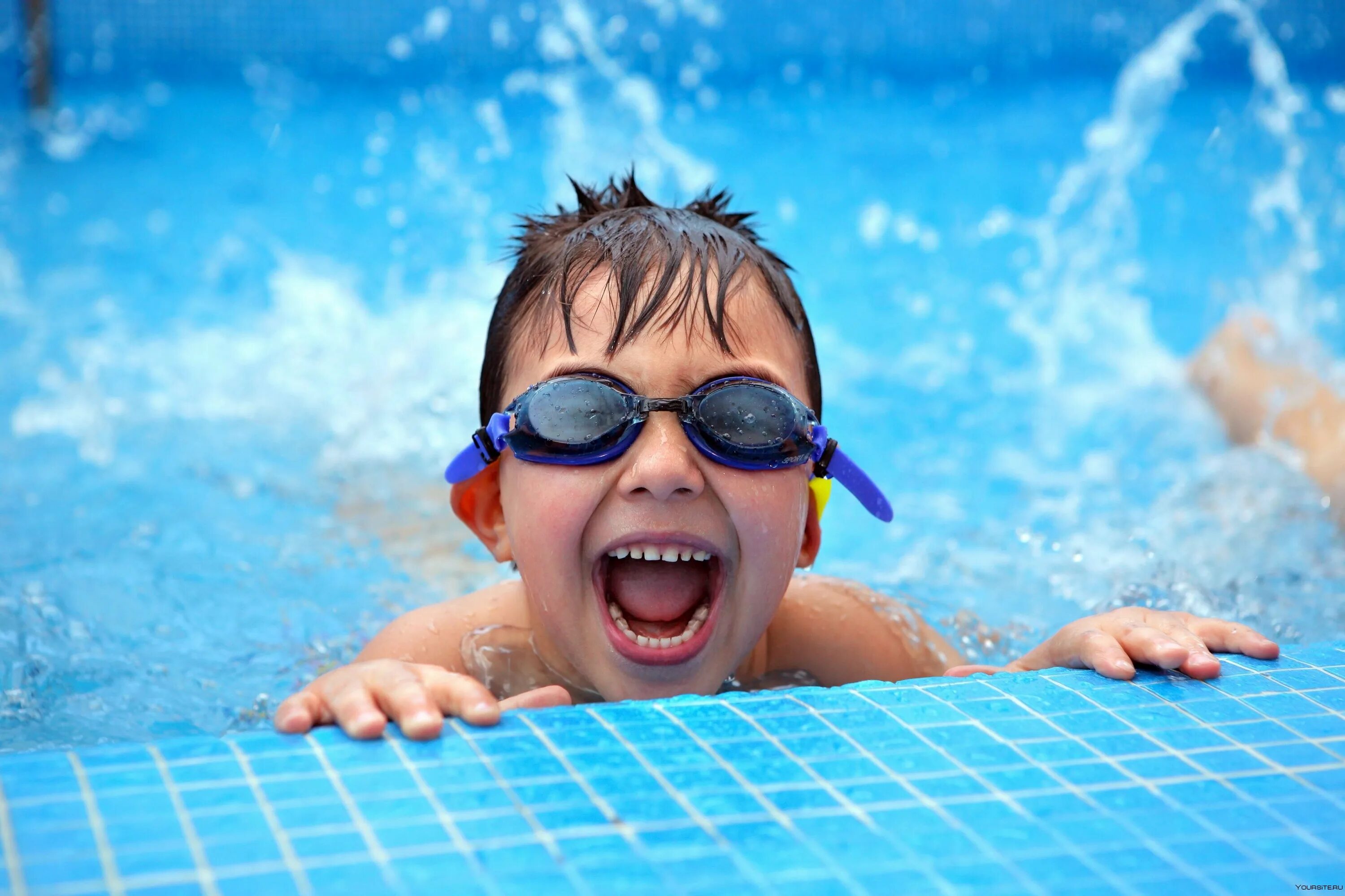 The children are swimming. Дети в бассейне. Детское плавание. Дети плавают в бассейне. Детское плавание в бассейне.