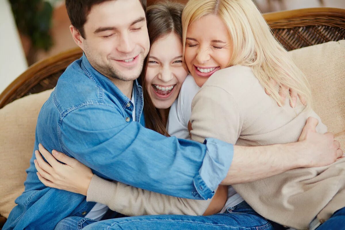 Happy daughter. Счастливые подростки и родители. Родители обнимают. Объятия детей и родителей. Родители и дети.