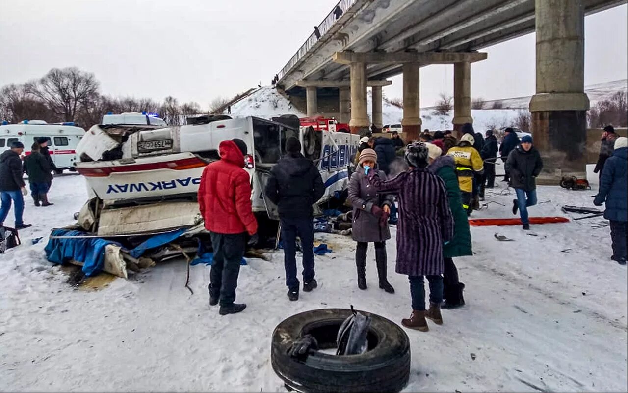 28 декабря 2019. Автобус рухнул с моста в Забайкалье. Автобус упал с моста в Забайкалье 2019. Авария в Забайкалье автобус.