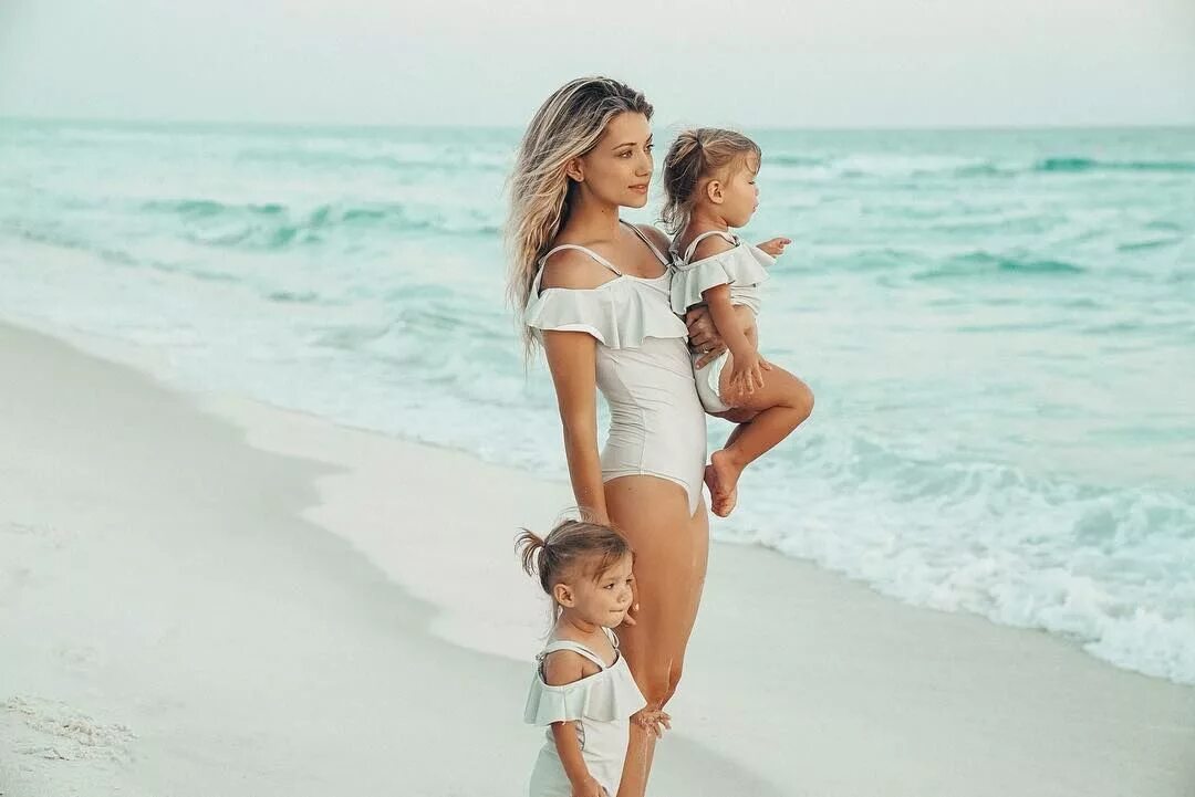 Дочка и сын фото. Мама с двумя детьми на море. Мамочки с малышами на море. Девушка с двумя детьми. Мама с младенцем на море.