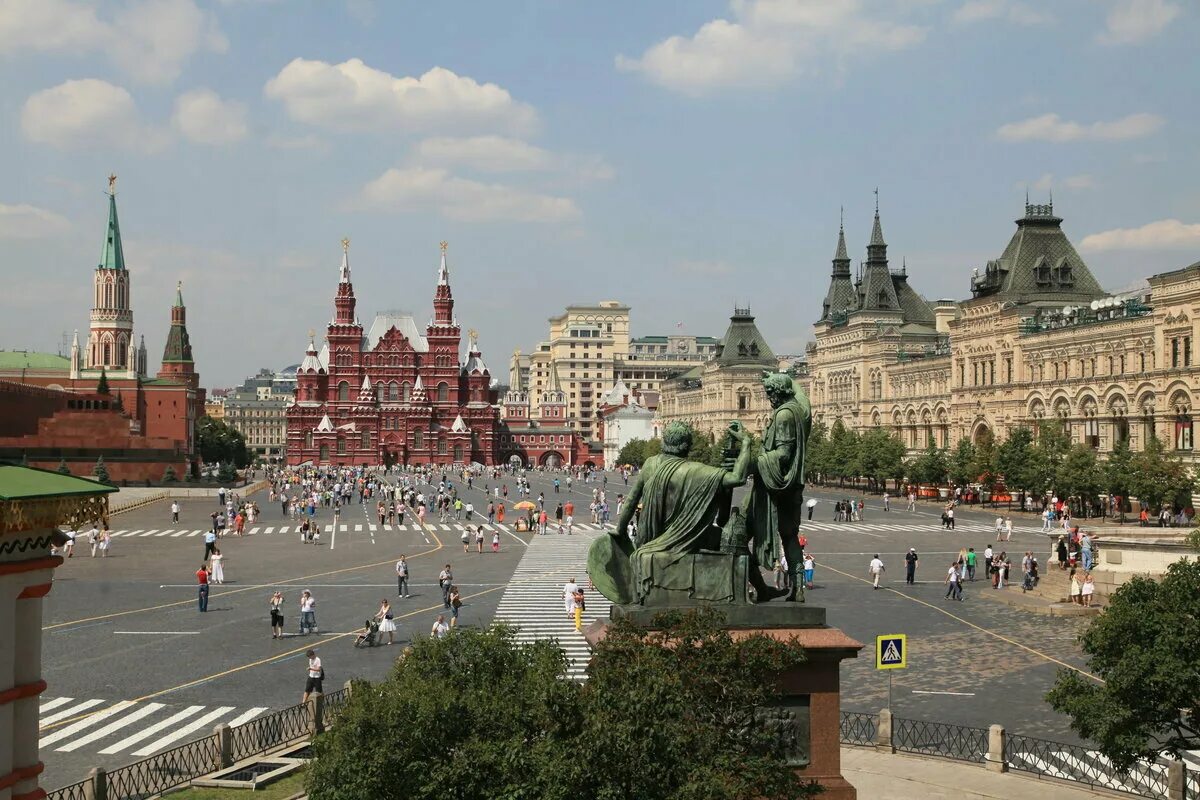 Самая узнаваемая площадь российской. Площадь красной площади в Москве. Ансамбль красной площади в Москве. Красная площадь Москва летом. Вид на красную площадь.