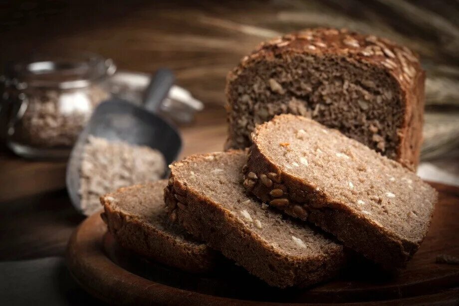 Черный хлеб сахар. Хлеб с семечками. Хлеб с семенами подсолнечника. Черный хлеб с семечками. Цельнозерновой хлеб.