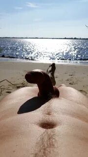 Jung nackt am strand.