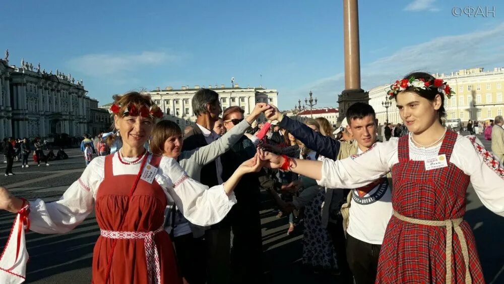 Хоровод на Дворцовой площади. День хороводов на Дворцовой. Туристический сбор в санкт петербурге 2024 году