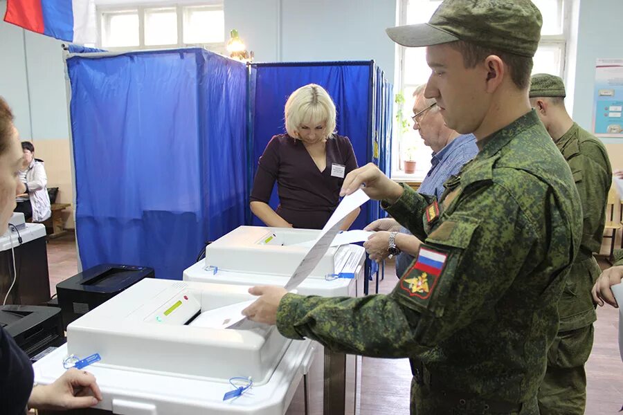 Военнослужащие на выборах. Участие военнослужащих в выборах. Военные голосуют. Военнослужащие голосуют. Всеобщие выборы в рф