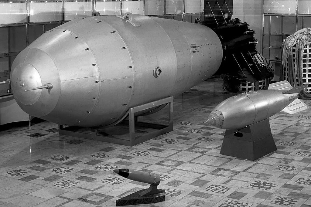 Бомбы с ураном. Кузькина мать бомба музей Саров. Снежинский музей ядерного оружия. Музей бомб Снежинск. Саров атомная бомба.