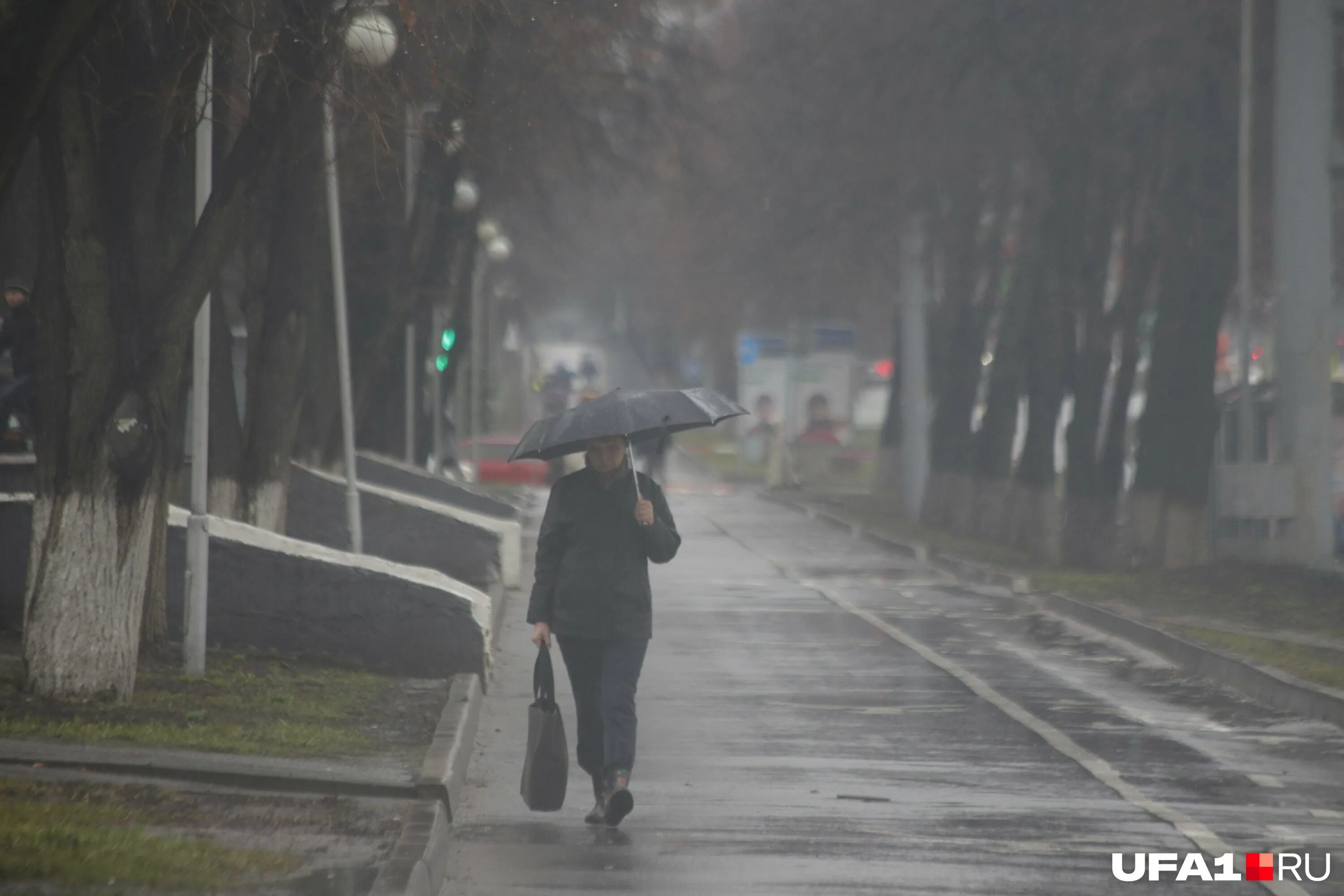 Осадки в уфе. Град в Уфе. Парень под дождем. Дождь в городе весной фото. Дождливая Уфа.