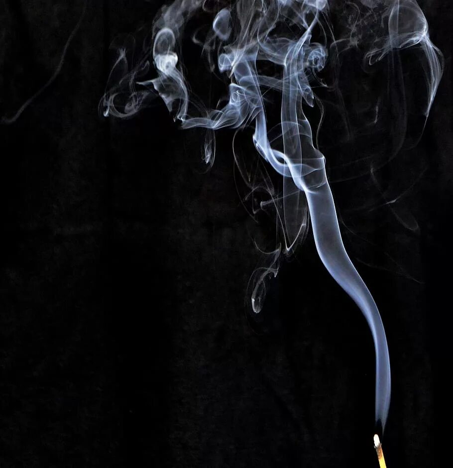 Дымок дымок окутал слова. Благовония дым. Дымок от палочек. Дым на черном фоне. Дымящиеся палочки.